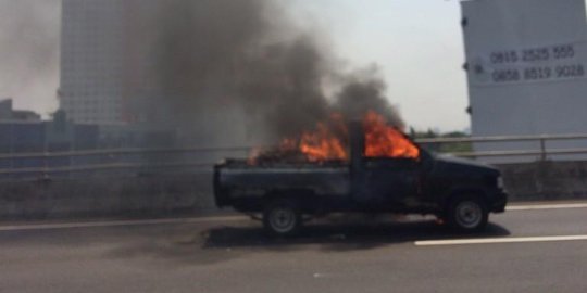 Pikap Terbakar Di Tol Lingkar Luar Beruntung Tidak Ada Korban